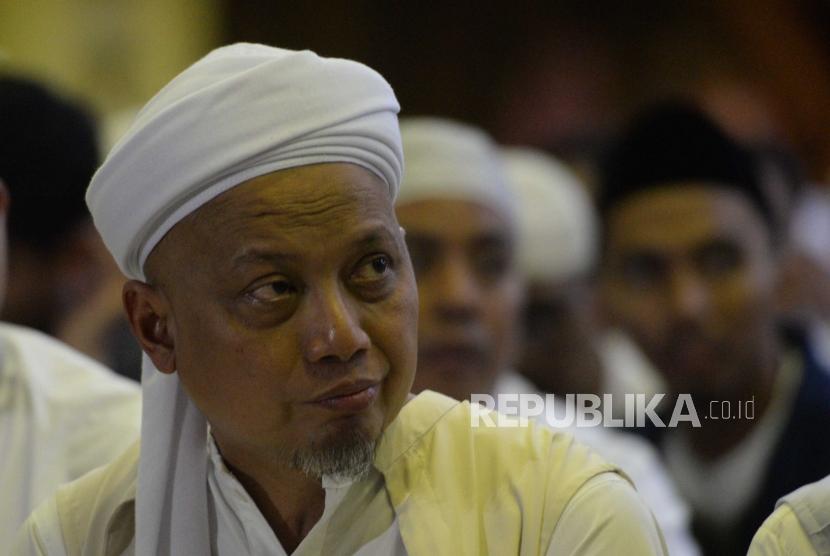 Ustaz Arifin Ilham  bersiap memimpin Dzikir dalam acara Dzikir  Nasional 2018  di  Masjid At-Tin tiba di Jakarta Timur, Senin (31/12).