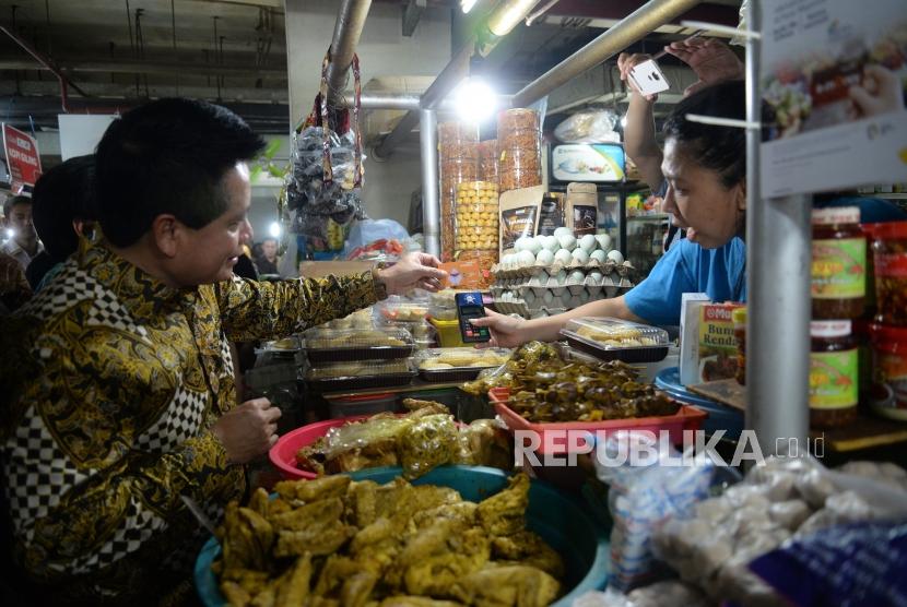 Uji coba penerapan pembayaran non tunai di pasar tradisional (ilustrasi)
