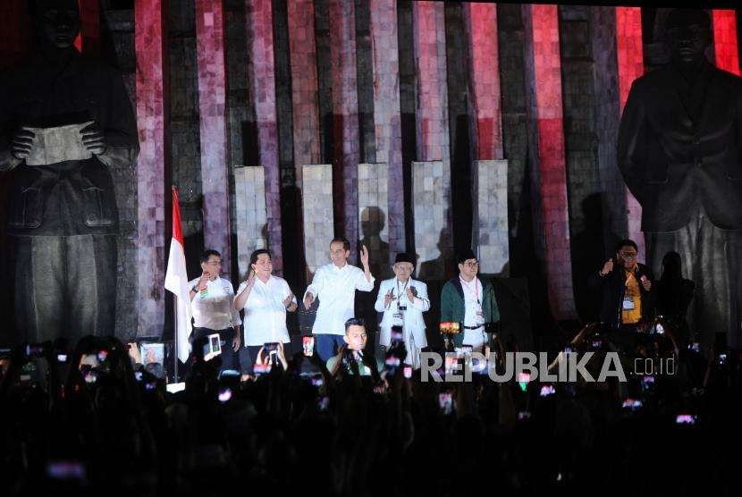 Pasangan Capres Petahana dan Cawapres, Joko Widodo (Jokowi) (tengah)- Ma'ruf Amin (ketiga kanan) bersama Ketua Tim Kampanye Nasional, Erick Thohir (kedua kiri), Wakil Ketua Tim Kampanye Nasional, Moeldoko (kiri), Ketum Hanura Oesman Sapta Odang (kanan) dan Ketum PKB Muhaimin Iskandar (kedua kanan)  menemui para pendukungnya sebelum mendatangi kantor KPU RI di Tugu Proklamasi, Jakarta, Jumat (21/9).