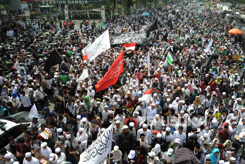 Ribuan umat muslim  dari berbagai ormas melakukan longmarch menuju kator Bareskrim Polri untuk  menuntut tangkap dan penjarakan sukmawati Soekarno Putri yang di lakakukan di depan kantor Bareskrim Mabes Polri, Jakarta, Jumat (6/4).