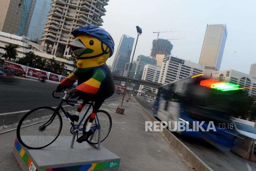 Asian Games mascot installed Sudirman street roadblock, Central Jakarta.