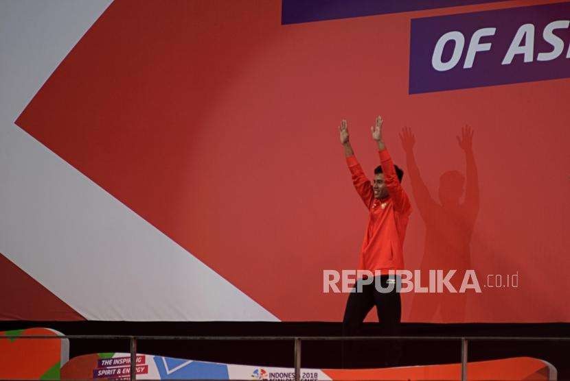 Atlet Renang Indonesia Zaki Zulkarnain saat pembagian medali usai pertandingan babak final nomor 100 meter renang gaya dada putra klasifikasi SB8 Asian Para Games 2018 di Stadion Akuatik Gelora Bung Karno, Jakarta, Selasa (9/10).