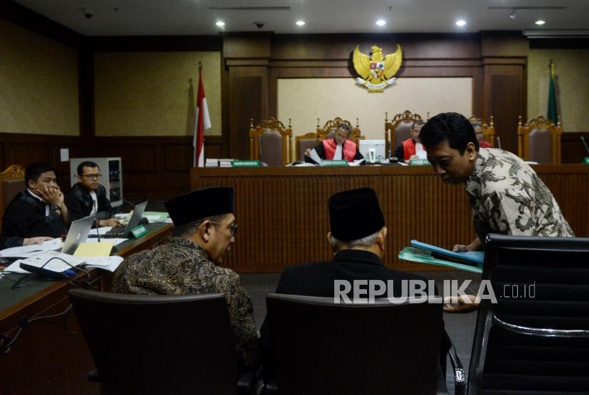 Menteri Agama Lukman Hakim Saifuddin (kiri) dan Mantan Ketua Umum PPP Romahurmuziy (kanan) bersiap menjalani sidang untuk menjadi saksi di Pengadilan Tipikor, Jakarta, Rabu (26/9).