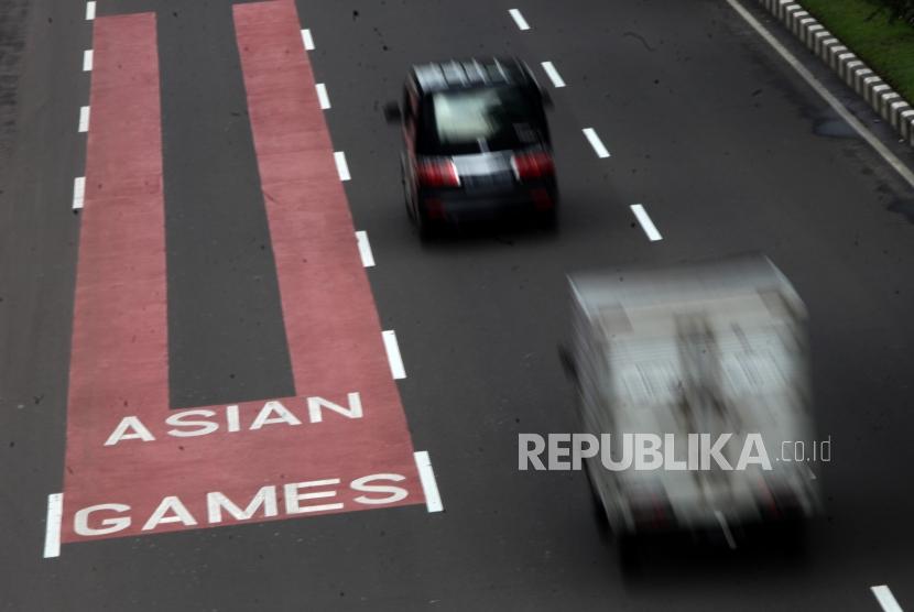 Sejumlah kendaraan melintas disamping jalur khusus kontingen Asian Games di Jalan Benyamin Sueb, Jakarta, Rabu (25/4).