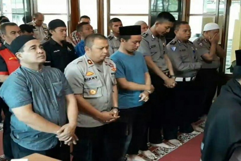 Polisi dan Masyarakat Tasik Salat Gaib untuk Mbah Moen