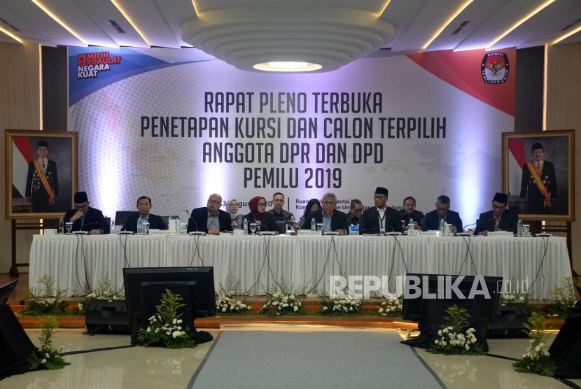 Ketua Komisi Pemilihan Umum (KPU) Arief Budiman didampingi para Komisioner KPU memimpin Rapat Pleno Terbuka Penetapan Kursi dan Calon Terpilih Anggota DPR dan DPD Pemilu 2019 di Jakarta, Sabtu (31/8).