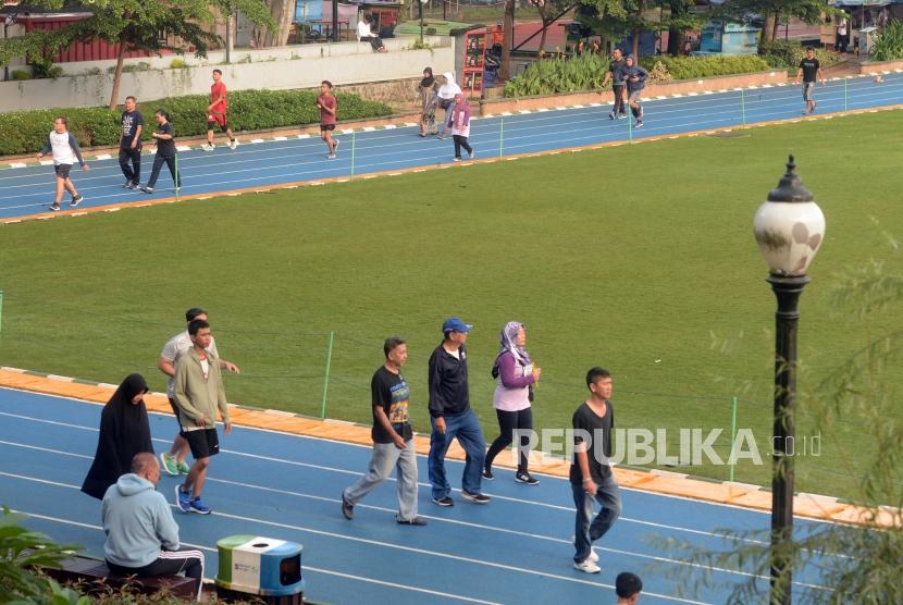 Warga saat berolahraga di lintasan lari Lapangan Sempur, Kota Bogor. Bagi pemula, hal yang pertama dilakukan jika ingin mulai berlari adalah melakukan persiapan.