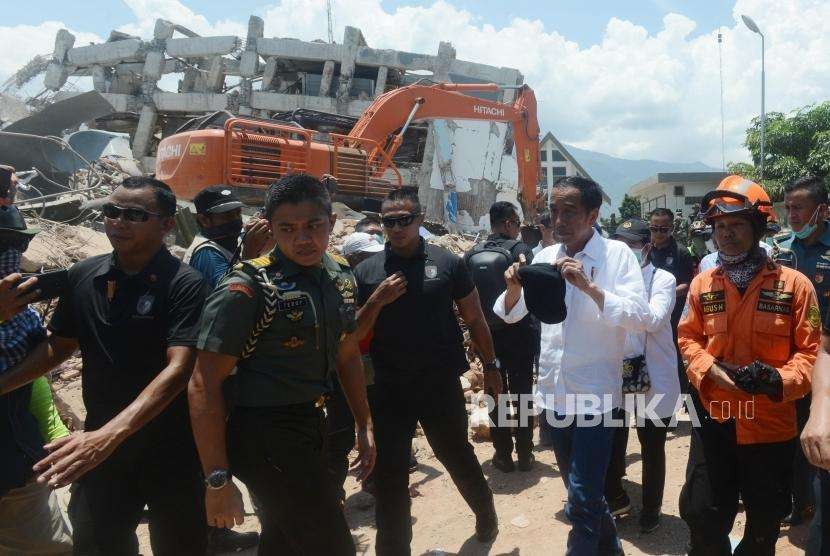 Presiden Joko Widodo usai meninjau proses evakuasi korban jenazah di Hotel Roa Roa, Palu, Sulawesi Tengah (3/10).