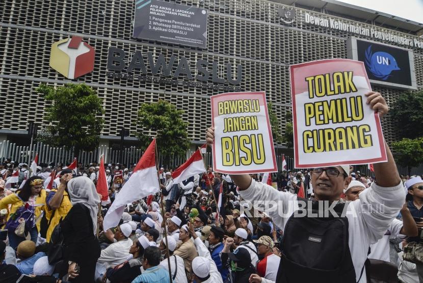 Sejumlah massa aksi yang tergabung dalam Persaudaraan alumni 212 atau PA 212 melakukan aksi damai di depan gedung Badan Pengawas Pemilu (Bawaslu), Jakarta Pusat, Jum’at (10/5).