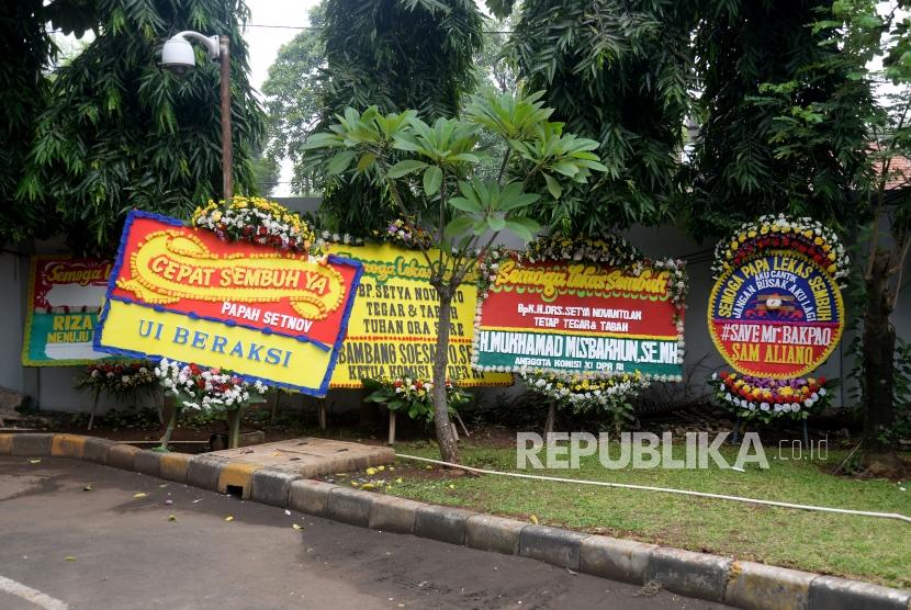 Sejumlah karangan bunga untuk Ketua DPR Setya Novanto di Rumah Sakit Cipto Mangunkusumo (RSCM) Kencana,Jakarta, Ahad (19/11).