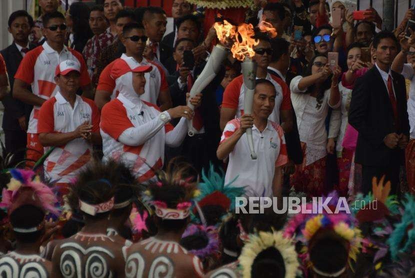 Presiden Republik Indonesia, Joko Widodo menerima api obor Asian Aames dari mantan atlet bulu tangkis Verawaty Fajrin (ilustrasi). Presiden Jokowi memberikan bantuan uang untik pengobatan Verawaty yang menderita penyakit kanker paru-paru.