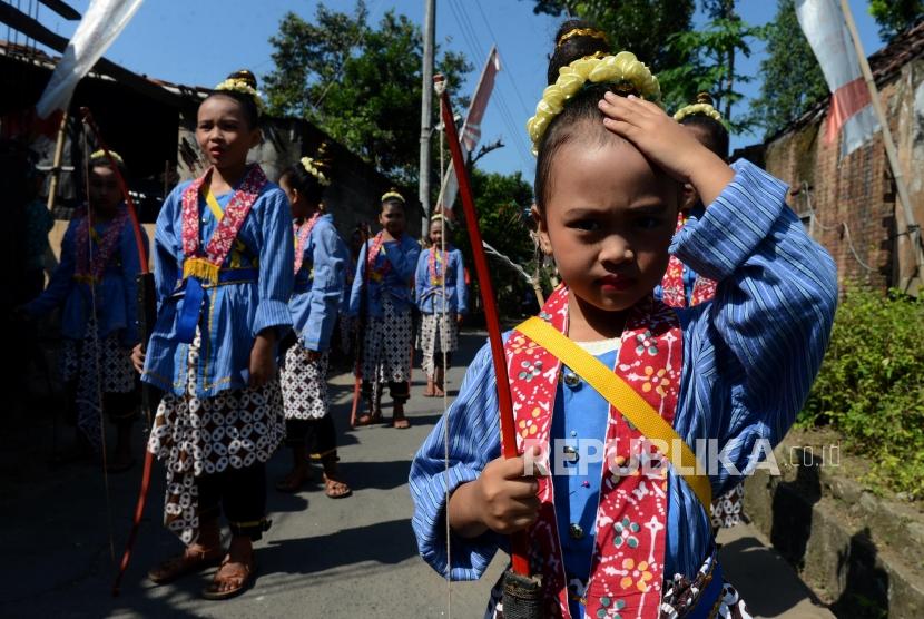 Anak-anak mengenakan pakaian adat di salah satu desa wisata dan budaya di Daerah Istimewa Yogyakarta