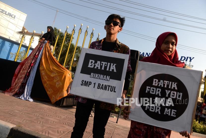 Kampanye hari Batik. Siswa sekolah SMPN 1 Bantul menggelar aksi dalam rangka Hari Batik di Bantul, Yogyakarta, Rabu (2/10/2019).