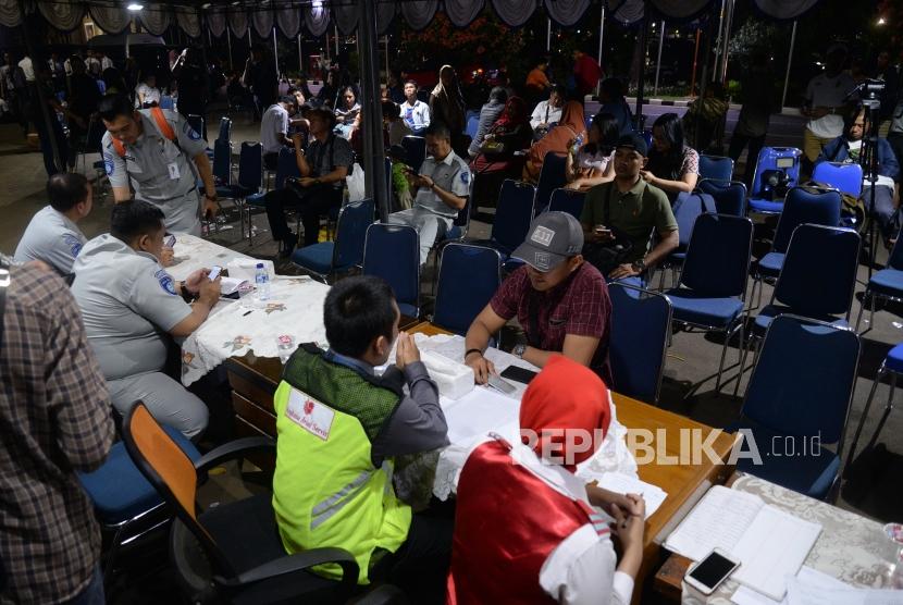 Crisis Center Lion Air. Petugas melakukan pendataan keluarga korban pesawat Lion Air JT610 di crisis center Halim Perdanakusuma, Jakarta, Senin (29/10).