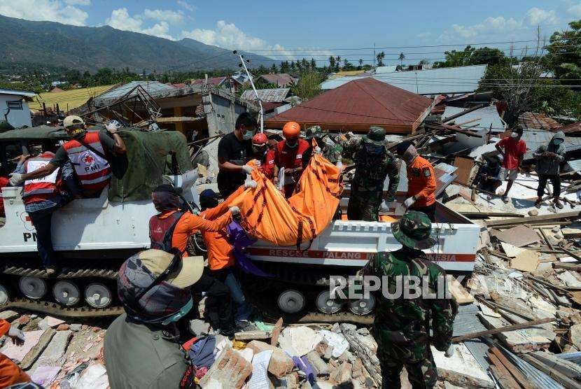 Sejumlah petugas gabungan mengevakuasi jenazah yang tertimbun di Perumnas Balaroa, Palu, Sulawesi Tengah, Senin (1/10).