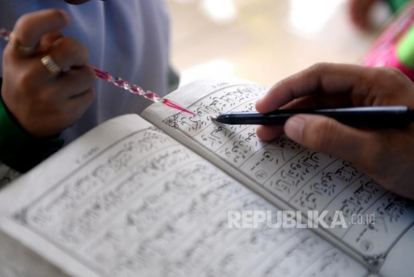 Anak-anak sejak dini diajari belajar membaca Alquran menggunakan Iqra (Ilustrasi)