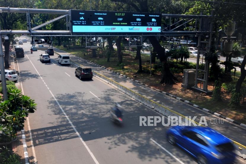 Penambahan Kamera Tilang Elektronik.Kendaraan melintasi Kamera pengawas atau Closed Circuit Television (CCTV) terpasang di kawasan Jalan Medan Merdeka Barat, Jakarta Pusat, Senin (1/7).