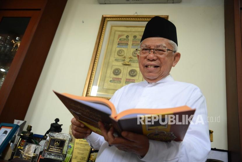 Ketua Umum Majelis Ulama Indonesia (MUI) KH Ma'ruf Amin  saat melakukan  sesi foto dengan Republika di Jakarta, Jumat (29/6).