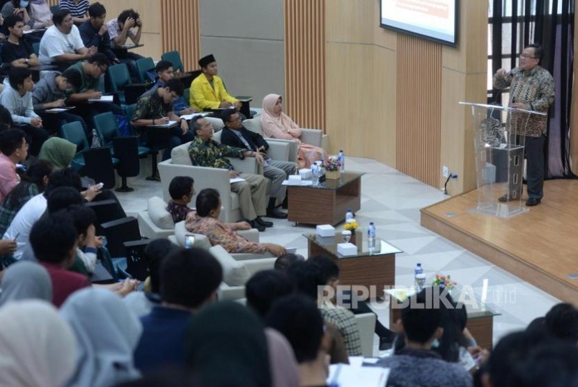 Menteri PPN/ Kepala Bappenas Bambang P.S Brodjonegoro memberikan kuliah umum kepada mahasiswa di Auditorium Gedung Dekanat FEB UI, Depok, Jabar, Kamis (26/10).
