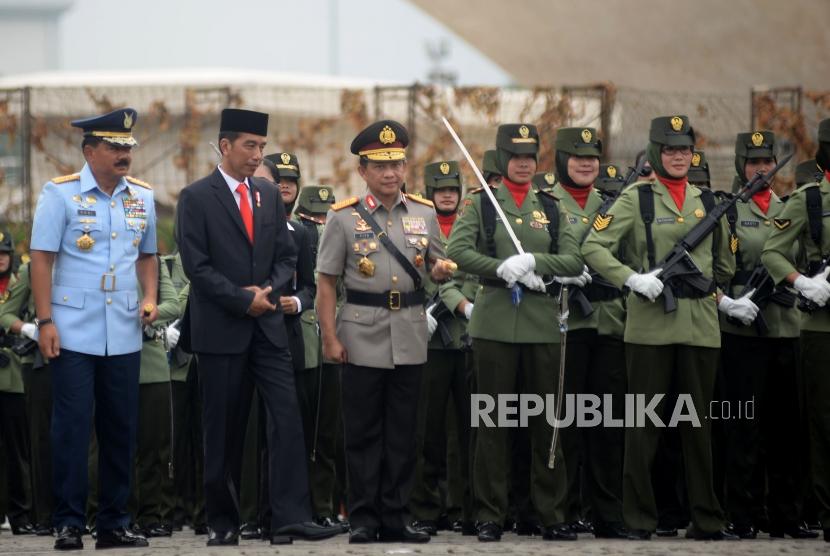 President Joko Widodo and National Police Chief Tito Karnavian and TNI Commander Hadi Tjahjanto oversees the squads during a ceremony attended by women in the military, policewomen and women from other components at Monas, Jakarta, on Wednesday (April 25).