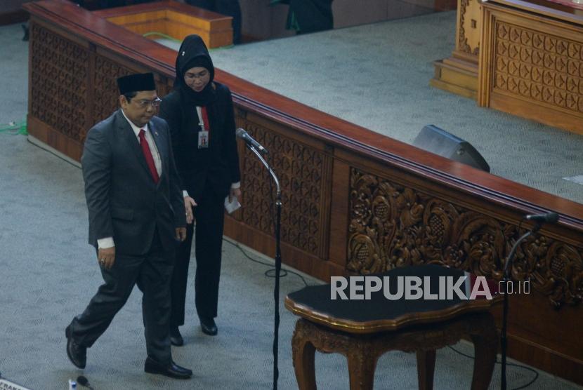 Ketua Fraksi PDIP Utut Adianto bersiap dilantik sebagai Wakil Ketua DPR sisa masa jabatan 2014-2019 pada Sidang Paripurna di Kompleks Parlemen, Senayan, Jakarta, Selasa (20/3).