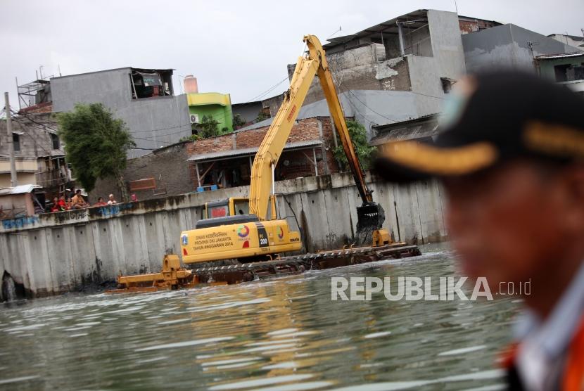 Pekerja dengan menggunakan alat berat menyelesaikan proses normalisasi Danau Sunter di Jakarta (ilustrasi).