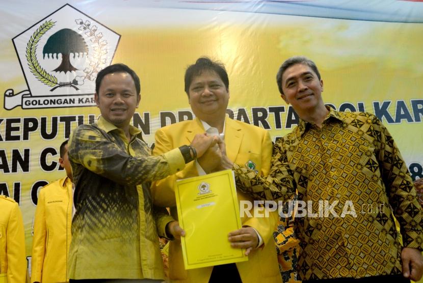 Bakal Calon Kepala Daerah Golkar. Ketua Umum Partai Golkar Airlangga Hartarto (kiri) menyerahkan SK calon Walikota Bogor kepada pasangan Bima Aria-Dedie A  di DPP Partai Golkar, Jakarta, Jumat (5/1).
