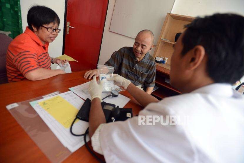 Pasien berkonsultasi dengan dokter di Masjid Lautze, Jakarta, Selasa (14/8).