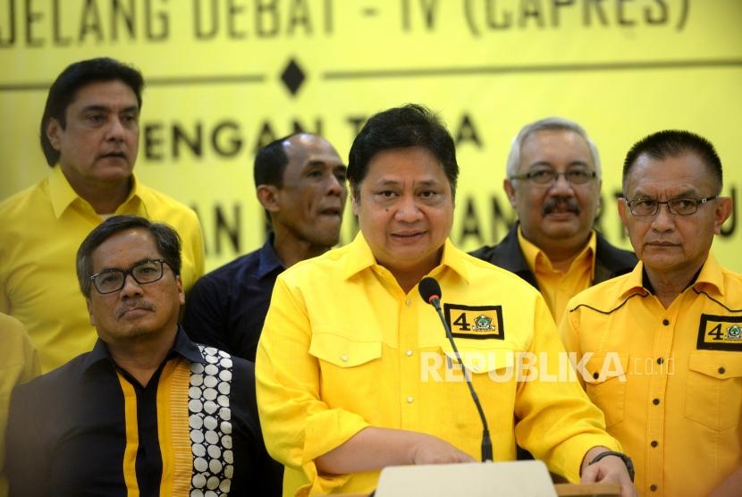 Ketua Umum Partai Golkar Airlangga Hartarto (tengah)