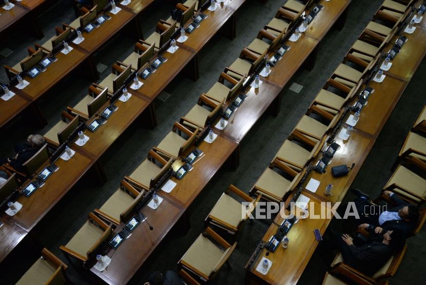 Anggota DPR mengikuti Rapat Paripurna yang diantaranya mengesahkan UU Pesantren di Kompleks Parlemen, Senayan, Jakarta, Selasa (24/9).