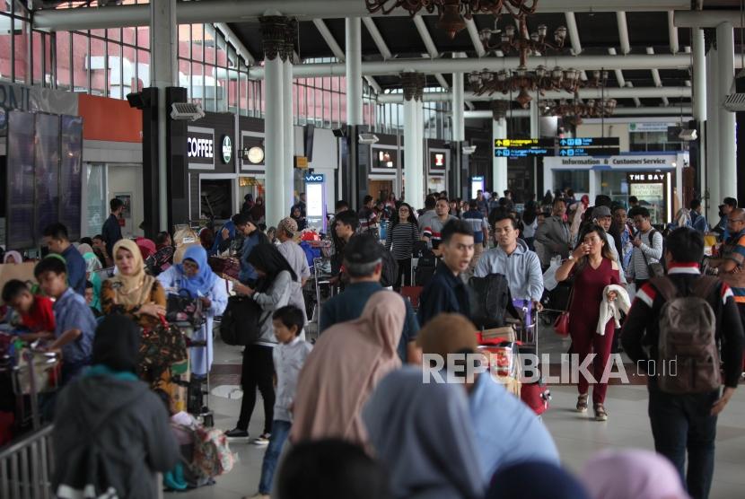 Suasana penumpang di terminal 1 Bandara Soekarno-Hatta, Jakarta, Selasa (26/12).