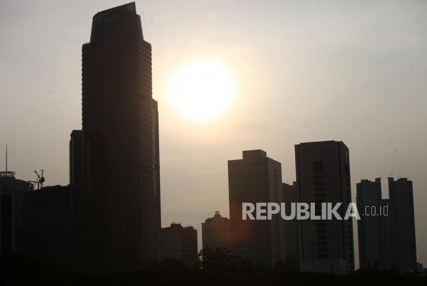 Siluet deretan gedung bertingkat di Kawasan Jakarta Pusat, Jumat (2/2).