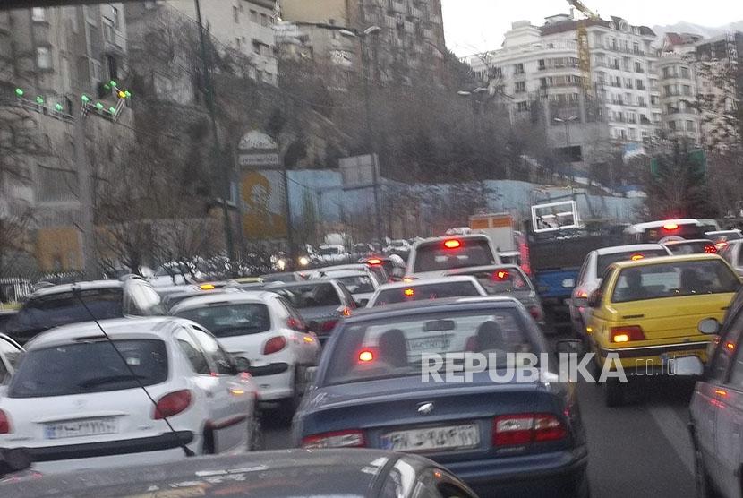 Macet. Arus lalu-lintas kendaraan di pusat Kota Teheran, Iran kerap mengalami kemacetan pada jam-jam sibuk. Kemacetan lalu-lintas kendaraan utamanya terjadi mulai pukul 10.00 hingga pukul 21.00 waktu setempat. 