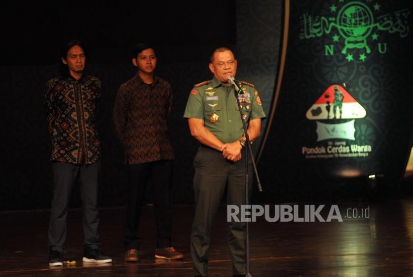 Panglima TNI Gatot Nurmayanto (ketiga kanan) memberikan sambutan pada malam penganugerahaan Festival Film Nusantara di Taman Ismail Marzuki, Cikini, Jakarta Pusat, Selasa (10/10).  