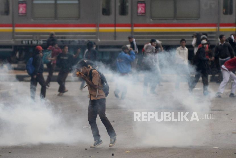 Sejumlah pelajar terlibat bentrok dengan aparat kepolisian di Kawasan Pejompongan, Jakarta,Rabu (25/9).