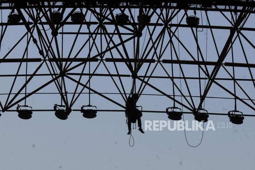 Pekerja melakukan perawatan lampu Stadion Wibawa Mukti, Cikarang, Bekasi, Jawa Barat, Jumat (13/7).