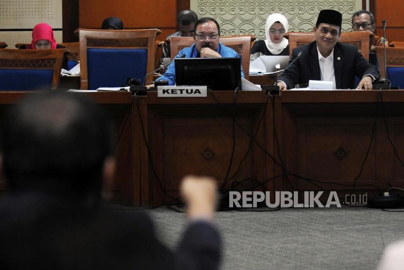 Ketua Pansus Revisi Undang-undang (RUU) Terorisme Muhammad Syafi'i (kanan) dan Wakil Ketua Pansus Supiadin Aries Saputra menghadiri Rapat Pansus RUU Terorisme di Jakarta, Rabu (23/5).