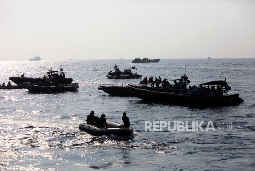 Joint SAR team search for Lion Air flight JT 610 debris and victims at Karawang waters, West Java, Thursday (Nov 1).