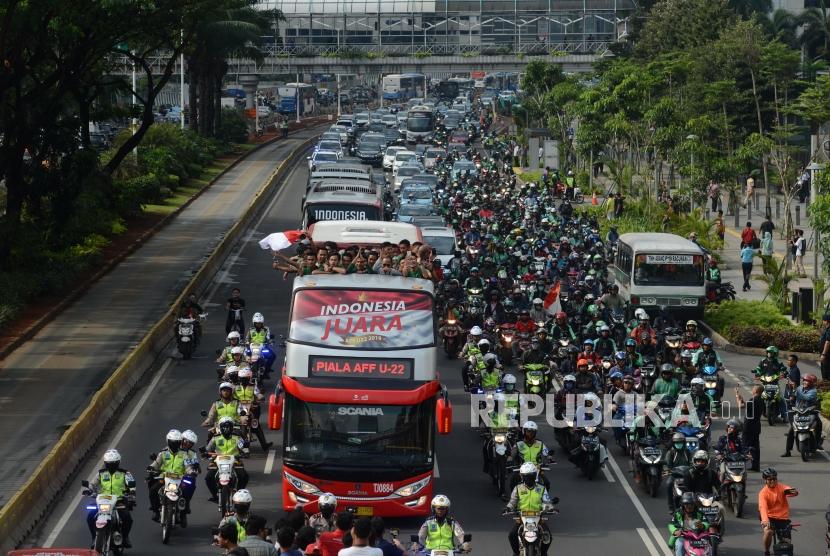  Konvoi Timnas U22. Pemain dan ofisial Timnas U-22 Indonesia menaiki bus tingkat ketika konvoi menuju Istana Negara di Jalan Jenderal Sudirman, Jakarta, Kamis (28/2).