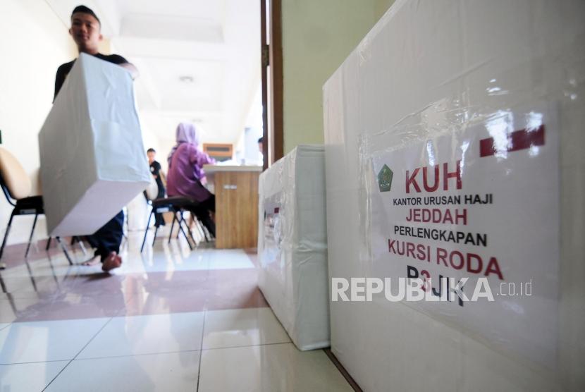 Petugas mempersiapkan sejumlah alat keperluan kesehatan untuk calon jamaah haji di Asrama Haji Pondok Gede, Jakarta, Jumat (13/7).