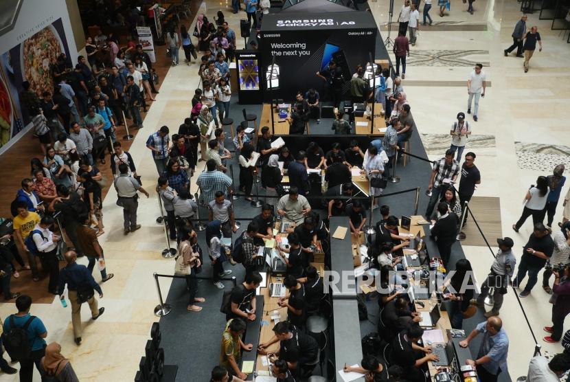 Ratusan konsumen pencinta Samsung antri pada penjualan perdana Samsung galaxy A8 dan A8+ di Jakarta, jumat (19/1).