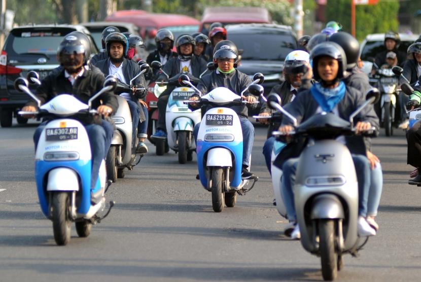 Sejumlah karyawan mencoba motor listriik saat sosialisasi Motor Listrik on the road, di Padang, Sumatera Barat, Sabtu (14/9/2019).