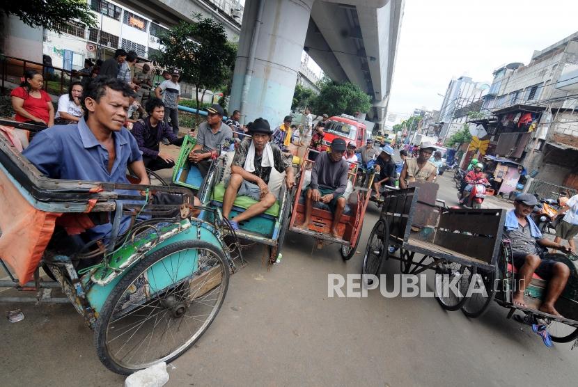 Pedicab drivers waiting to be registered by Jakarta's Transportation Department officials under North Bandengan flyover Pekojan, Tambora, West Jakarta on Friday (Jan 26).