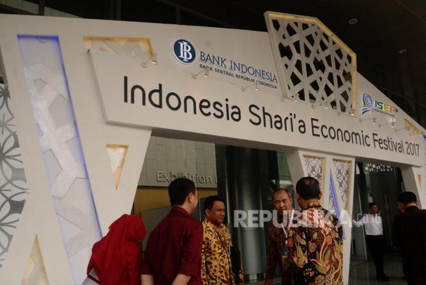 Peserta berada di lokasi pelaksanaan Indonesia Shari'a Economic Festival (ISEF) 2017 di Grand City, Surabaya, Jawa Timur, Selasa (7/11).