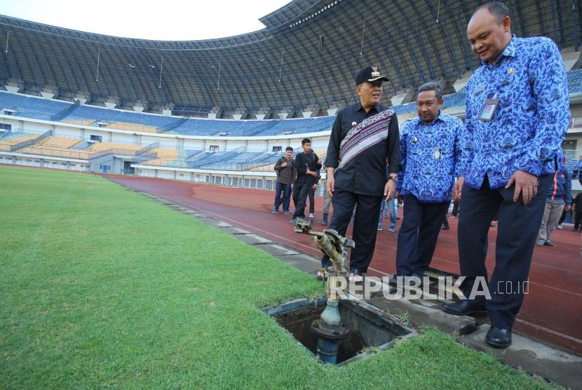Wali Kota Bandung Oded M danial (bertopi) beserta Wakilnya Yana Mulyana (kedua kanan) meninjau Stadion Gelora Bandung Lautan Api (GBLA), Kota Bandung, Rabu (17/7).