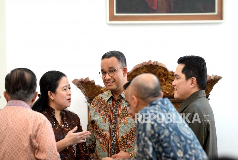 Puan Maharani (kedua kiri) dan Anies Baswedan (ketiga kiri) bersama beberapa menteri Kabinet Indonesia Maju. Puan dan Anies belakangan diwacanakan untuk diduetkan dalam Pilpres 2024. (ilustrasi)
