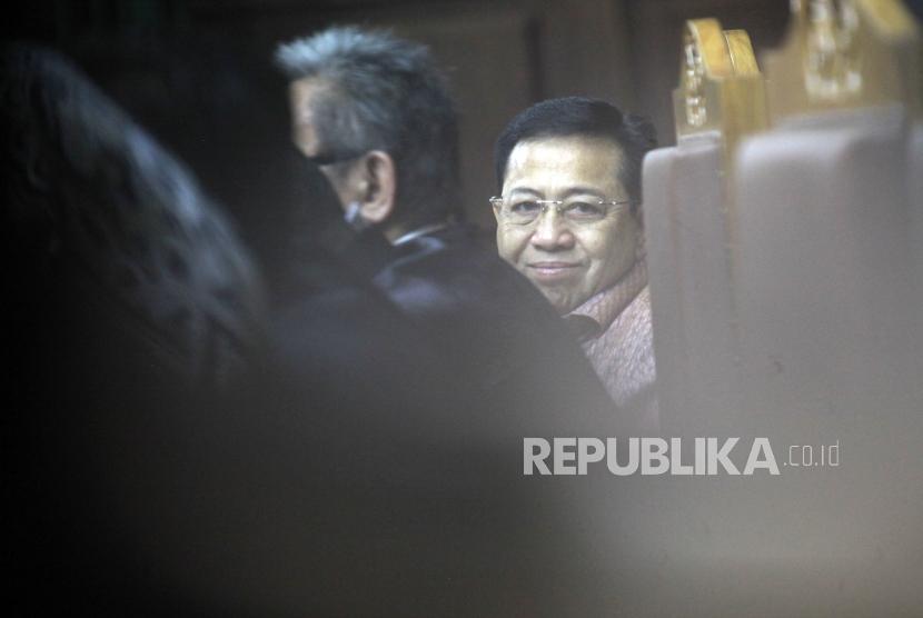 Terdakwa kasus korupsi pengadaan KTP elektronik Setya Novanto mendengarkan keterangan saksi saat menjalani sidang lanjutan di Pengadilan Tipikor, Jakarta, Senin (15/1).