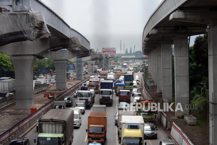 Kendaraan melintas di Tol Jakarta-Cikampek 