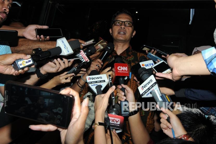 Juru bicara KPK Febri Diansyah memberikan keterangan terkait tersangka kasus korupsi KTP Elektronik Setya Novanto di Gedung KPK, Jakarta, Kamis (16/11).
