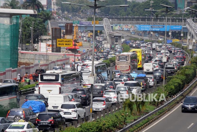 Sejumlah kendaraan terjebak kemacetan di Tol Cawang, Jalan MT Haryono, Cawang, Jakarta Timur, Kamis (16/11).